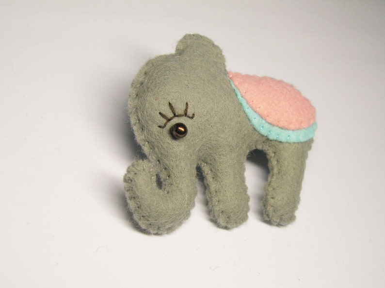 Felt animal brooch pattern elephant PDF sewing instructions tutorial cute soft grey pin DIY make your own gift Instant Dawnload image 2