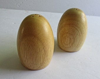 Salt and Pepper Shakers, Salt Pepper Shakers, Wooden Shakers, Minimalist Decor, Table Decor, Condiment Holder, Natural Solid Wood, Vintage