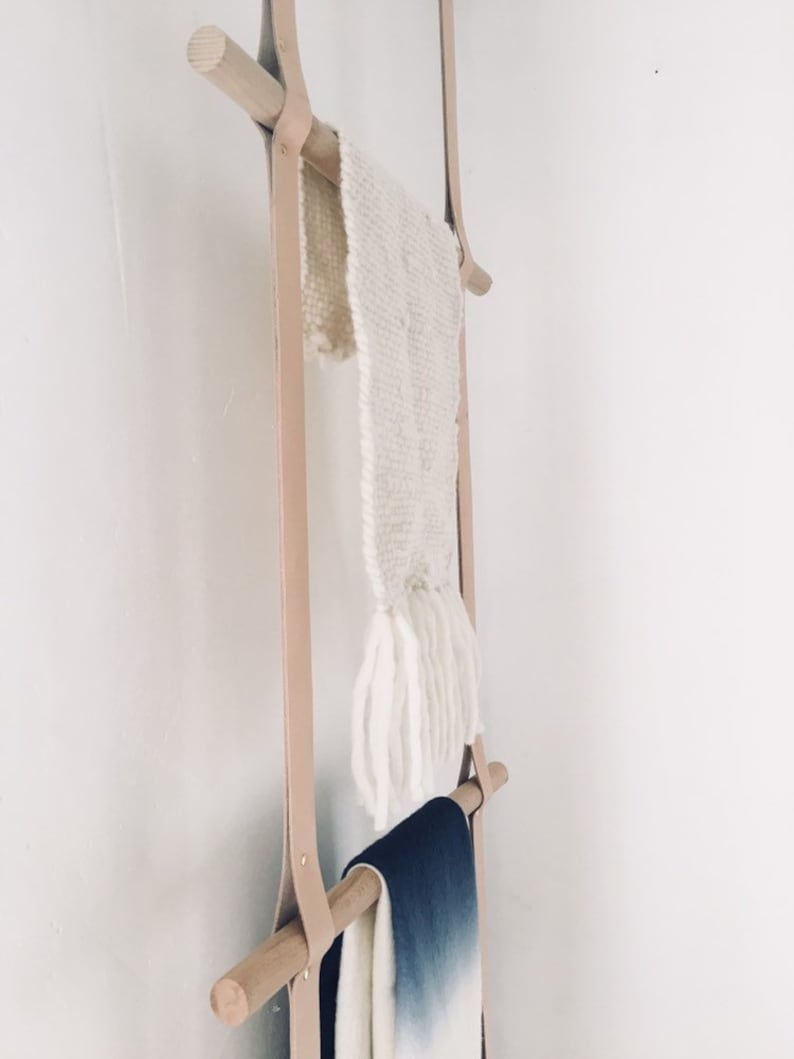 Le porte-serviettes en cuir et en bois, fait à la main par Léonny Cha. image 5