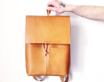 Le sac à dos en cuir marron, fait à la main par Léonny Cha.