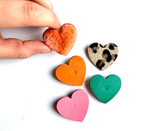 Broche Coeur en cuir personnalisée avec l'initial de votre choix