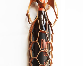 Customizable handmade leather bottle holder, ideal for wine bottles, elegant and functional accessory