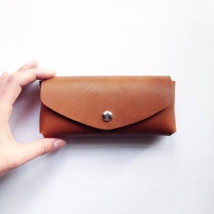 Glasses case / Léonny Cha / brown leather glasses case