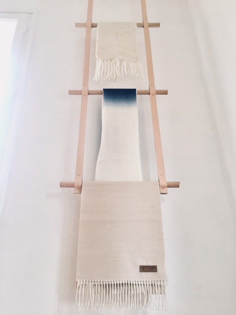 Le porte-serviettes en cuir et en bois, fait à la main par Léonny Cha. image 4