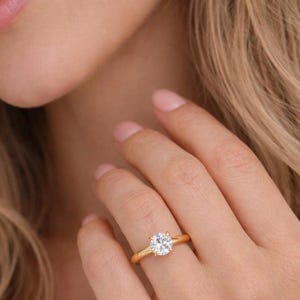 Anillo solitario de oro / Anillo minimalista de cristal redondo de acero inoxidable / Resistente al agua / Anillo de compromiso delicado / Regalo para ella