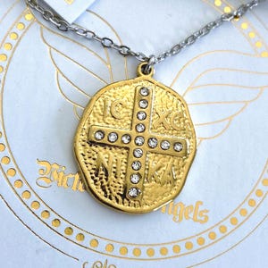 Roestvrijstalen Byzantijnse kruismuntketting | Vergulde hanger met getextureerd medaillon | Vintage religieuze ketting | Cadeau voor