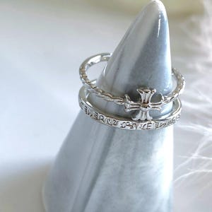Anillo con cruz de acero inoxidable / Anillo de fe plateado ajustable / Joyería cristiana minimalista unisex