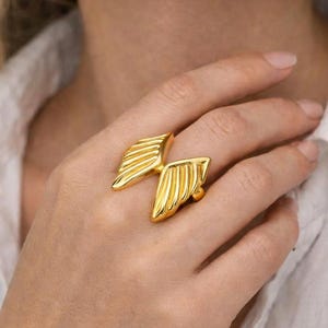 Anillo de alas de ángel dorado o plateado / Anillo de ángel llamativo / Anillo de alas de ángel ajustable / Joyería de ángel de la guarda / Acero inoxidable resistente al agua imagen 1