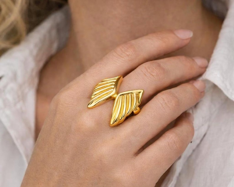 Anillo de alas de ángel dorado o plateado / Anillo de ángel llamativo / Anillo de alas de ángel ajustable / Joyería de ángel de la guarda / Acero inoxidable resistente al agua imagen 1