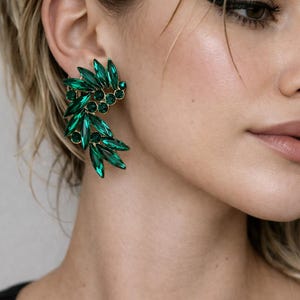 Orecchini con cristalli verde smeraldo / Design a ghirlanda di foglie color oro / Gioielli da sera glamour / Orecchini audaci per invitati a nozze / Regalo per lei