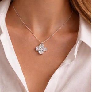 Silberne Edelstahl-Kristallkreuz-Halskette | Funkelnder Kristallkreuz-Anhänger | Eleganter Schmuck für Gläubige | Minimalistische christliche Halskette | Geschenk
