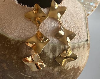 Pendientes colgantes geométricos dorados / Pendientes llamativos esculturales de acero inoxidable / Pendientes colgantes modernos y ligeros / Pendientes artísticos ondulados / Joyería atrevida