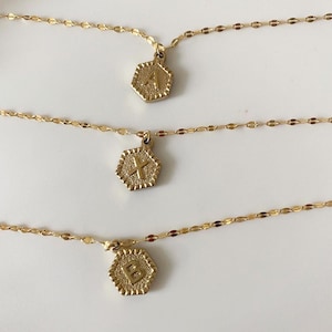 Collar de estilo vintage con monograma inicial hexagonal de acero inoxidable • Collar de letras de estilo vintage resistente al agua y al deslustre • Regalo para ella
