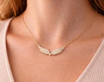 Halsband i guld med änglavingar i rostfritt stål | Vattentätt, elegant vinghänge | Minimalistiska kristallsmycken | Hypoallergen present till henne