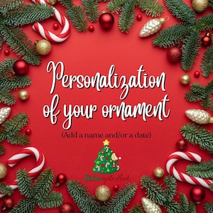 Peut inclure: Un fond rouge avec une bordure de guirlande de pin verte. La guirlande est décorée d'ornements rouges et dorés, de cannes en sucre et de pommes de pin blanches. Le texte "Personnalisation de votre ornement (Ajouter un nom et/ou une date)" est au centre de l'image. Le texte "Station epele Nord" est en dessous du texte.