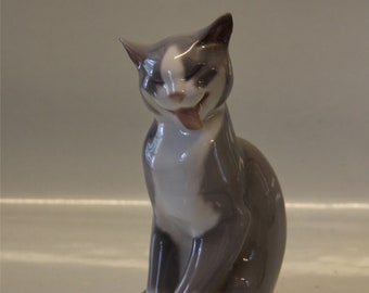 Vintage Bing & Grondahl Grooming Cat 2256 Figurine 7.5" - Mint!