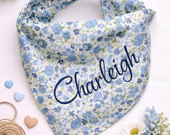 Blauwe hondenbandana met bloemen | Geborduurde aangepaste naam