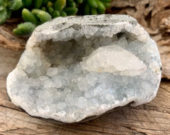 Geode di calcedonio e quarzo