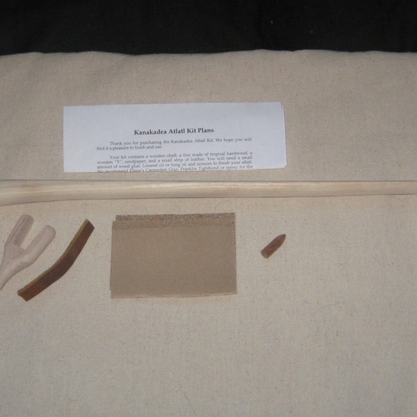 Kit de atlatl Kanakadea y tres kits de dardos de seis pies