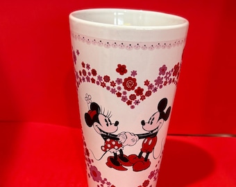 Taza de San Valentín de Minnie y Mickey Mouse de Disney: Taza de cerámica con corazón floral, mediados de la década de 2000-2010, Colección de Disney Store/Parques