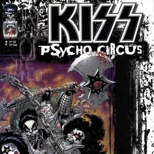Peut inclure: Une couverture de bande dessinée mettant en scène le groupe KISS en noir et blanc avec le titre "Psycho Circus". Les membres du groupe sont représentés dans une pose menaçante avec une grande hache et des chaînes. La couverture présente également un jeune garçon avec une expression de terreur.