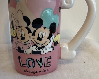 Kubek ceramiczny Disney Myszka Miki i Minnie o pojemności 15,2 uncji, różowy * Miłość zawsze zwycięża*