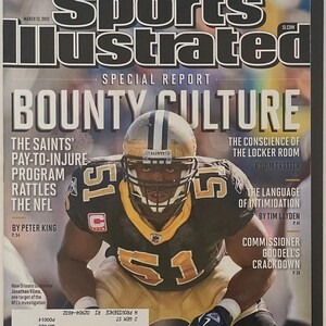Puede incluir: Portada de la revista Sports Illustrated con un jugador de fútbol americano vestido de negro y dorado con el número 51. El titular de la portada dice "BOUNTY CULTURE" y el subtítulo dice "The Saints' Pay-to-Injure Program Rattles the NFL".