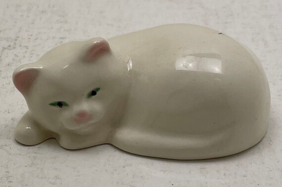 Gebel ゲーベル　ドイツ製　猫置物 ヴィンテージ ゲーベル W. ドイツ 猫の磁器製置物 グリーンアイ