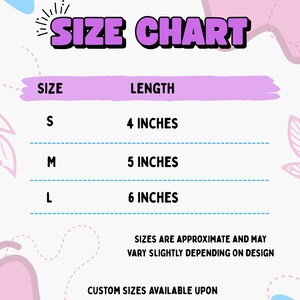 以下が含まれることがあります： 紫色の「SIZE CHART」という文字が入ったサイズ表。サイズS、M、Lと、それぞれ10 cm、13 cm、15 cmの長さが表示されています。「SIZES ARE APPROXIMATE」というテキストも含まれています。