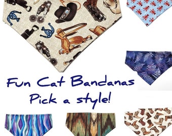 Op de afbeelding: Een verzameling kattenbandana's in verschillende patronen. Eén bandana heeft cowboylaarzen, hoeden en sporen op een beige achtergrond. Andere bandana's tonen patronen van blauwe rivierkreeften, blauwe varens en abstracte ontwerpen. De tekst luidt "Fun Cat Bandanas Pick a style!"