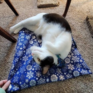 Holiday Crinkly Catnip Matss Blanket with Optional Catnip, Refillable Mat, Safe Kitten Toys, Cat Cuddle Blanket, Christmas  for Cats