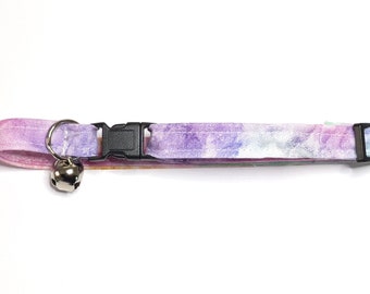 Collari per gatti con motivo tie-dye pastello e campanellino, chiusura di sicurezza a sgancio rapido, adatti a gattini e gatti di piccola e grande taglia.