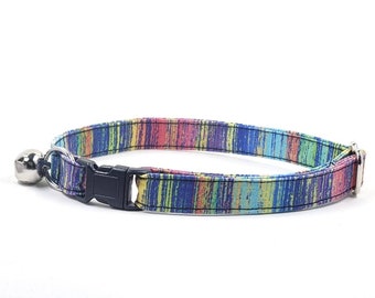 Collar para gato con rayas arcoíris, ajustable, de algodón, incluye cascabel.