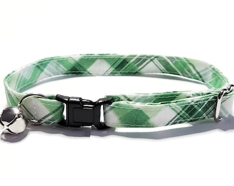 Collar para gato a cuadros verdes con cascabel, cierre de seguridad de liberación rápida, apto para gatitos y gatos de tamaño pequeño a grande.