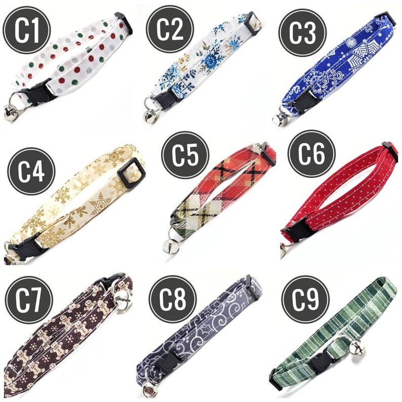K&ouml;nnte beinhalten: Neun Katzenhalsb&auml;nder mit verschiedenen Mustern und Farben. Zu den Designs geh&ouml;ren Punkte, Schneeflocken, Karos und florale Muster. Jedes Halsband hat eine schwarze Schnalle und eine kleine silberne Glocke. Die Halsb&auml;nder werden vor wei&szlig;em Hintergrund pr&auml;sentiert.