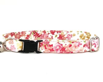 Collar de algodón rosa con estampado floral y cierre de seguridad para gatos, ajustable desde gatitos hasta gatos grandes.