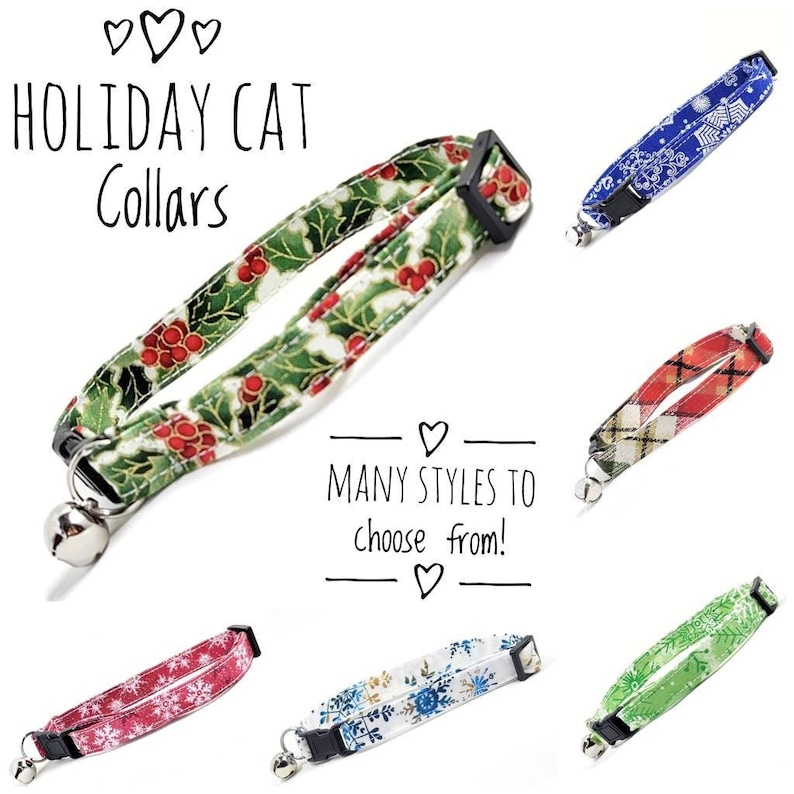 K&ouml;nnte beinhalten: Festliche Katzenhalsb&auml;nder in verschiedenen Designs. Ein Halsband hat ein gr&uuml;nes Stechpalmen- und rotes Beerenmuster. Andere Halsb&auml;nder haben Schneeflocken-, Karomuster und Blumendesigns. Jedes Halsband hat eine Glocke und eine schwarze Schnalle.