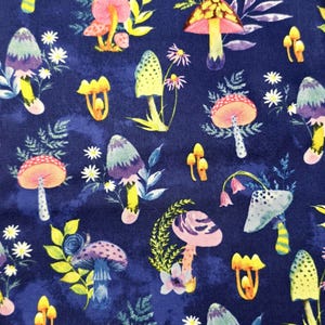 Könnte beinhalten: Handgefertigtes Holzschild mit dem Text "Willkommen" in verspielter Schrift. Das Schild ist weiß lackiert mit einem Used-Look und hat ein kleines, dekoratives Herz. Abmessungen: ca. 30 cm breit und 15 cm hoch.