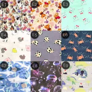 K&ouml;nnte beinhalten: Eine Sammlung von Stoffmustern mit verschiedenen Mustern. Designs umfassen Katzen, Blumen, Nutztiere, Krabben, Quallen und Dinosaurier. Die Farben reichen von Hellblau bis Dunkelblau, mit einer Vielzahl anderer Farben.