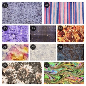 K&ouml;nnte beinhalten: Eine Sammlung von zehn Stoffmustern mit verschiedenen Designs. Die Muster umfassen Designs wie Rissstrukturen, vertikale Streifen, abstrakte Pinselstriche und Batik-Effekte. Die Farben reichen von Blau und Lila bis hin zu lebendigen, mehrfarbigen Wirbeln.