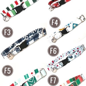 K&ouml;nnte beinhalten: Eine Sammlung von sieben Katzenhalsb&auml;ndern mit verschiedenen Mustern. Designs umfassen rot-gr&uuml;ne Streifen, Schneeflocken, abstrakte Blau-Wei&szlig;-Muster, geometrische Formen und Blumendrucke. Jedes Halsband hat eine schwarze Schnalle und eine silberne Glocke.
