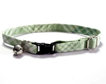 Collares para gatos a cuadros verdes con cascabel, cierre de seguridad de liberación rápida, aptos para gatitos y gatos de tamaño pequeño a grande.