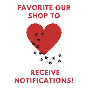 Pode incluir: Gr&aacute;fico com texto vermelho "FAVORITE OUR SHOP TO RECEIVE NOTIFICATIONS!". Um cora&ccedil;&atilde;o vermelho com pegadas pretas no centro, com mais pegadas caindo dele.