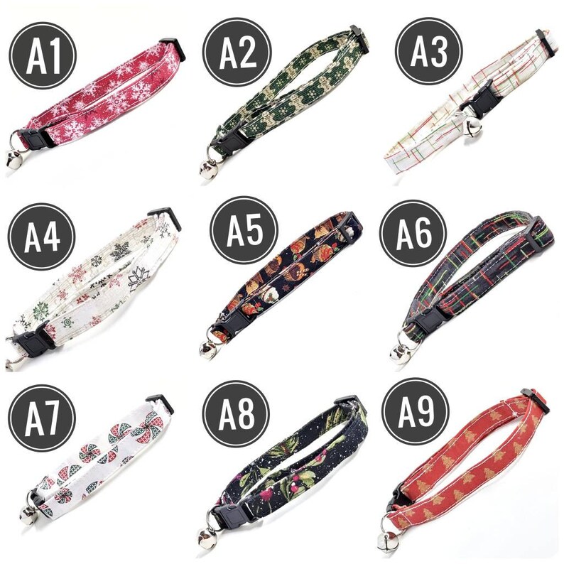 K&ouml;nnte beinhalten: Neun Katzenhalsb&auml;nder mit verschiedenen Mustern, darunter Schneeflocken, Lebkuchenm&auml;nner, Karos, Blumendesigns und Weihnachtsb&auml;ume. Jedes Halsband hat eine schwarze Schnalle und eine kleine Glocke.