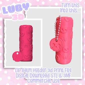 Könnte beinhalten: Ein leuchtend pinker, zylindrischer Lippenbalsamhalter mit einem geprägten Muster aus Totenköpfen, Herzen und Schleifen. Ein passender totenkopfförmiger Anhänger ist mit einer pinken Kugelkette befestigt. Der Text LUBY 3D und Lip Balm Holder ist sichtbar.
