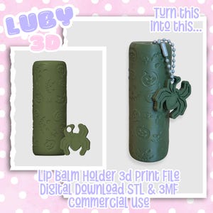 Könnte beinhalten: Ein olivgrüner, zylindrischer Lippenbalsamhalter mit geprägten Kürbismustern und einem passenden spinnenförmigen Anhänger an einer silbernen Kugelkette. Der Text lautet LUBY 3D, Turn this into this und Lip Balm Holder 3d Print File.