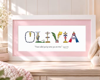 Może przedstawiać: Biała oprawiona grafika z różowym passe-partout przedstawiająca imię OLIVIA zapisane za pomocą ilustracji o tematyce religijnej. Pod imieniem znajduje się tekst: "I have called you by name; you are mine." Isaiah 43:1. Dzieło stoi na powierzchni.