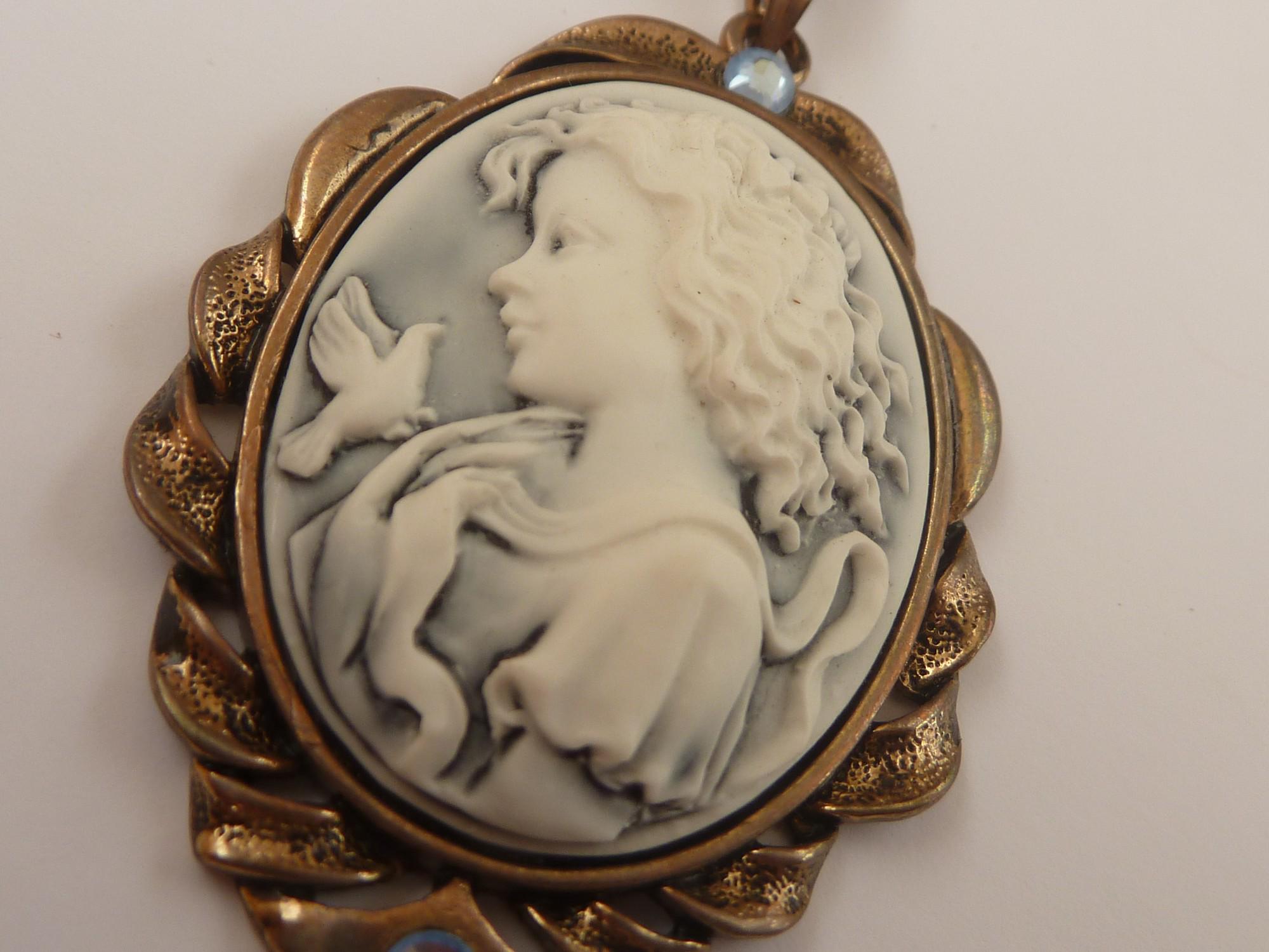 Collier Pendentif Camée (caméo) Avec Chaîne - Résine Marron - Neuf Avec étiquettes