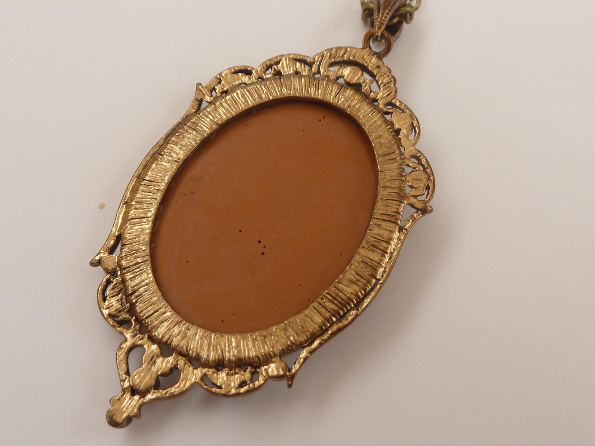 Collier Pendentif Camée (caméo) Avec Chaîne - Résine Marron - Neuf Avec étiquettes