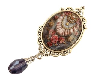 Grote broche in antieke stijl met rozen en ornamenten op stoffenmotief, zilverkleurige decolleté-sieraden, zaksieraden, reverssieraden